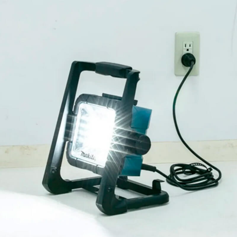 15343425349-refletor-de-led-a-bateria-18v-220v-makita-dml805-220v-foto-3-maksantos-ferramentas.jpg